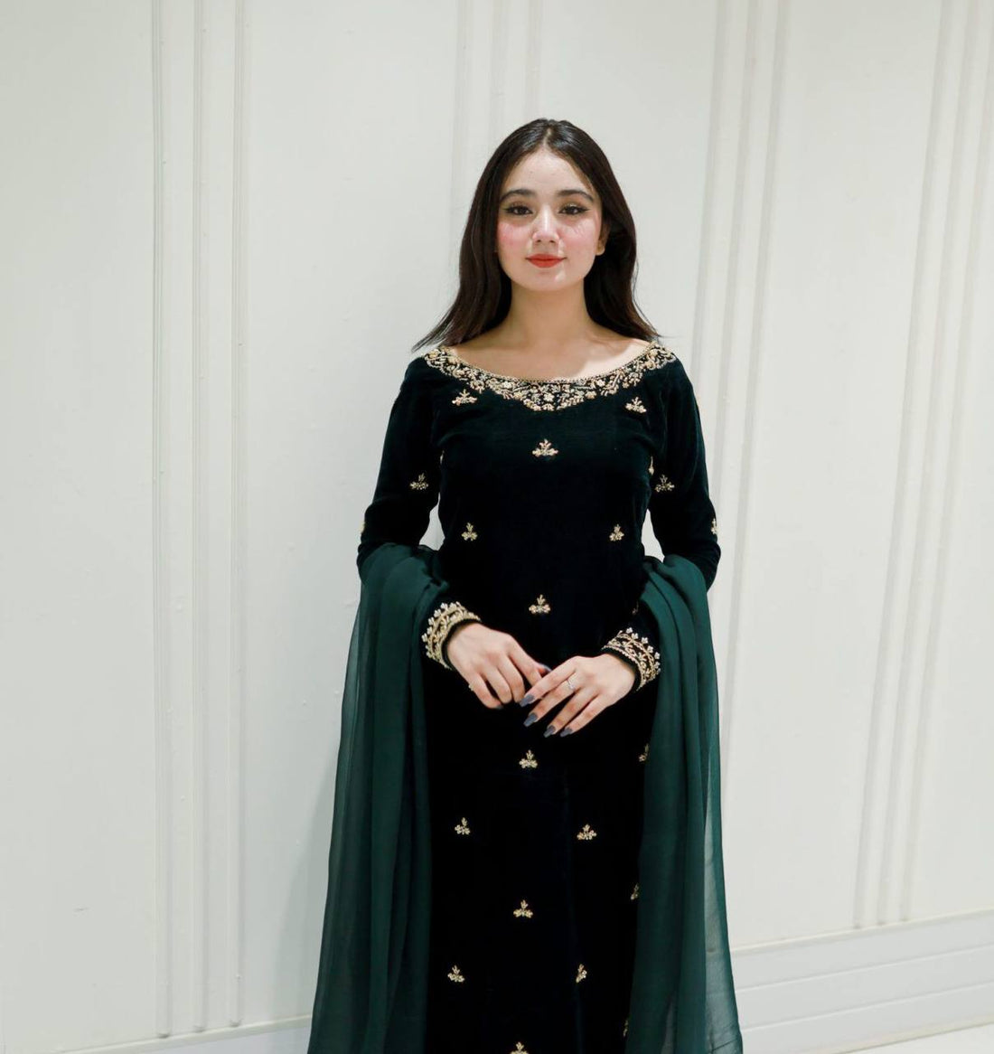 Emerald Velvet Luxe Suit Set with Minimal Gold Embroidery Work Dupatta